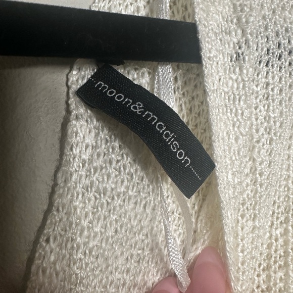 Moon & Madison White Sweater Open Back - Picture 3 of 7